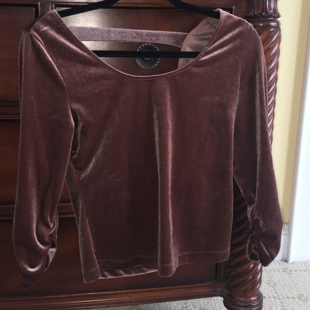 Long sleeve short scoop neck shirt